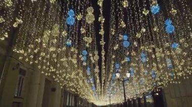 Festival aydınlatma. Sokak ışıkları. Sessiz ve keyifli sokak, görünür güzel cephe evlerin. Gece vakti, hiçbir insan.