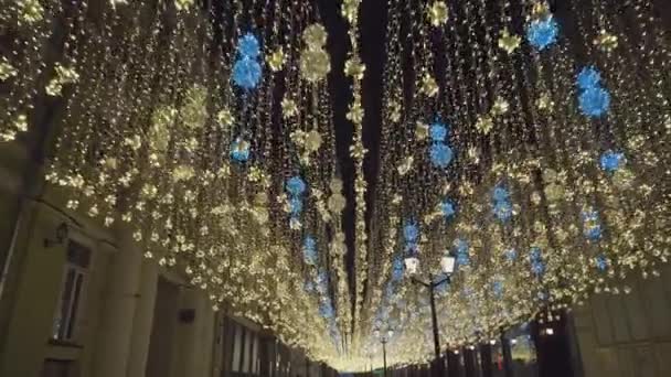 Illuminazione Festiva Luci Stradali Strada Tranquilla Piacevole Visibili Belle Facciate — Video Stock