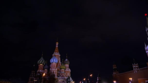 Saint Basils Cathedral, Kremlin klok, klokkenspel, muur van het Kremlin, panorama, nacht — Stockvideo