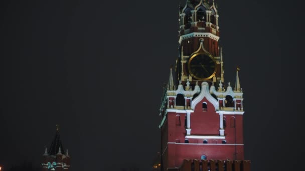 Kremlin Chimes y pared del Kremlin, estrella roja, primer plano, noche, sin gente — Vídeo de stock