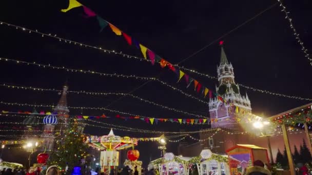 Traditionele beurs op het Rode plein, kerstbomen, versieringen — Stockvideo