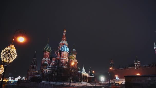 Katedrála svatého nachází, Kreml hodiny, kremelské zdi, panorama, noční, žádní lidé — Stock video