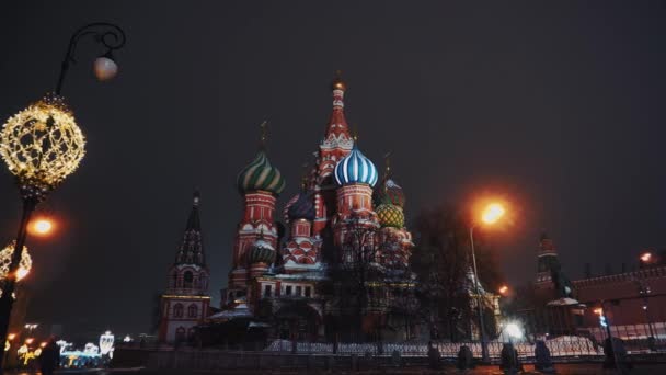 Rode plein, een eenzame man loopt langs het Kremlin en Basil Church, winter, nacht — Stockvideo