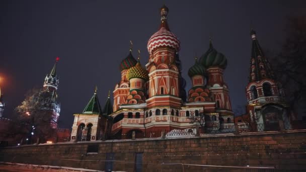 Kremlin Chimes en de Saint Basils kathedraal op het Rode plein, symbolen van het land — Stockvideo