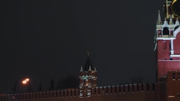 Catedral de San Basilio, reloj del Kremlin, pared del Kremlin, panorama, noche, sin personas — Vídeo de stock