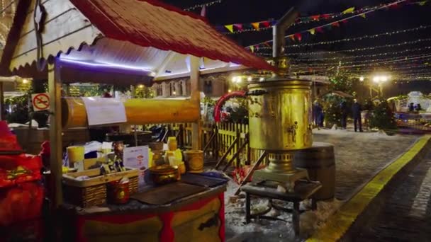 Traditional fair on Red Square, Christmas trees, Christmas decorations, samovar — Stock Video