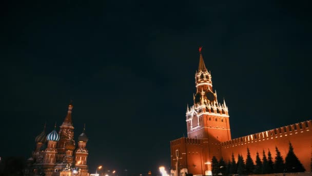 Saint Basils Cathedral, Kremlin klok met muur van het Kremlin, panorama, nacht, geen mensen — Stockvideo