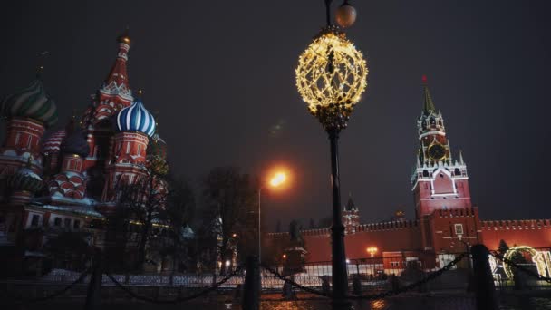 Saint Basils katedralen, Kreml vägg, natt, panorama, Kreml klocka, inga människor — Stockvideo