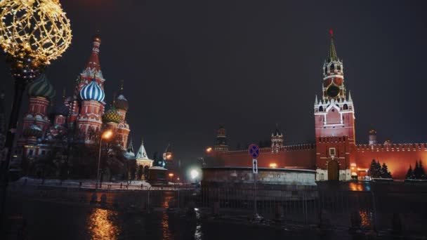 Saint Basils Cathedral, Kremlin clock, Kremlin wall, panorama, night, no people — Stock Video