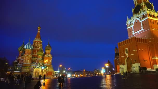 Glada tjejer ta bilder, hoppa och ha roligt på Röda torget, Kreml, katedralen — Stockvideo