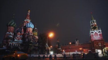 Kızıl Meydan, birkaç otomobil sürücüsü geçmiş Kremlin ve fesleğen kilise, kış, gece taksi