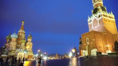 Mutlu kız fotoğraf çekmek, atlama ve Kızıl Meydan, Kremlin, Katedrali üzerinde iyi eğlenceler