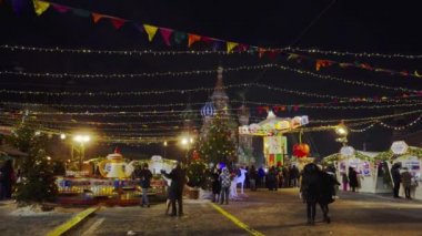 Dans eden çift, Kızıl Meydan geleneksel Rus şenlikli Fuarı, kış, akşam