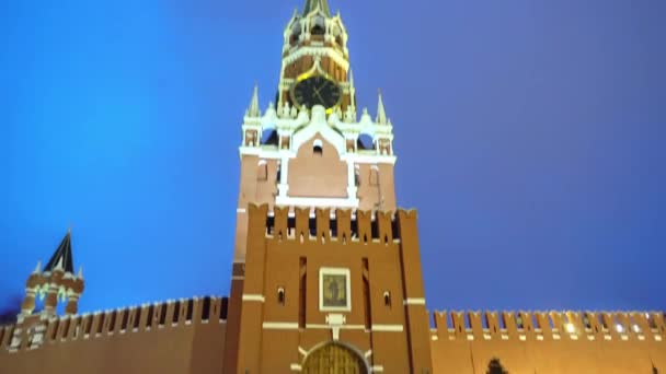 Kreml óra vagy Kreml harangok, Kreml fal, vörös csillag, közelről, kék ég — Stock videók