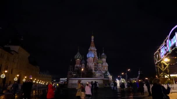 Basilikum-Kathedrale auf dem Roten Platz, dann Weihnachtsspielzeug am Weihnachtsbaum — Stockvideo