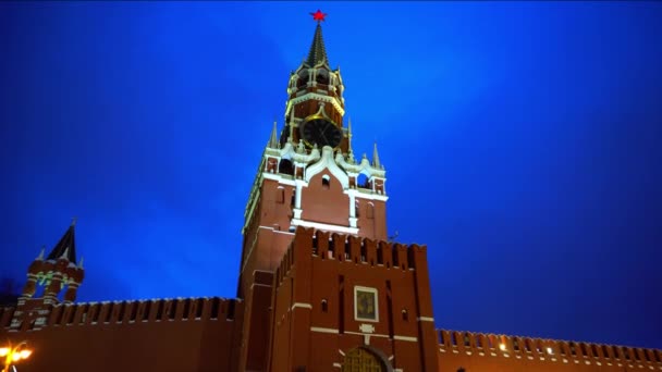 Reloj del Kremlin o Kremlin Chimes, pared del Kremlin, estrella roja, primer plano, cielo azul — Vídeos de Stock