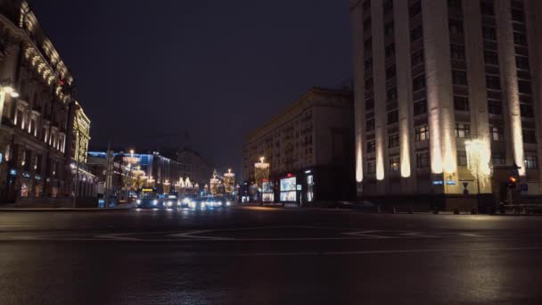 Coche negro con luces intermitentes que pasan por la intersección. Otros coches se detuvieron. Noche. — Vídeo de stock