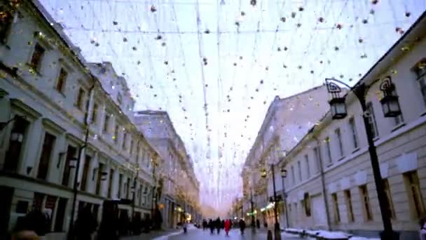 Camina por el centro. Iluminación festiva, día, invierno, Moscú Rusia — Vídeo de stock