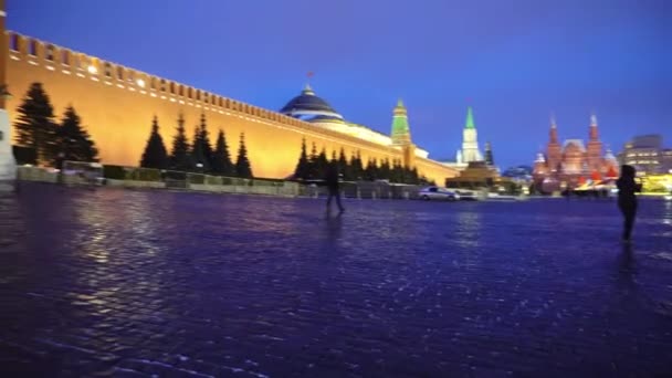 Röda torget panorama Kreml klocka, Kreml vägg, Leninmausoleet, kväll — Stockvideo