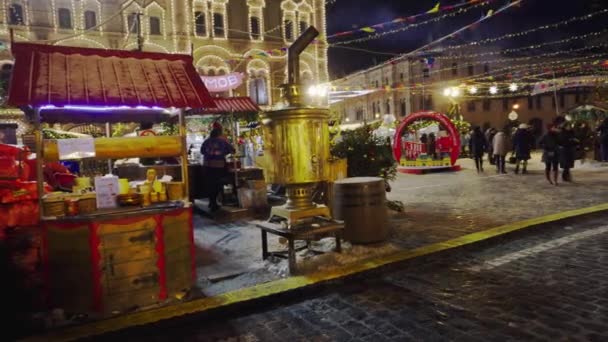 Feria tradicional en la Plaza Roja, árboles de Navidad, decoraciones de Navidad, samovar — Vídeos de Stock