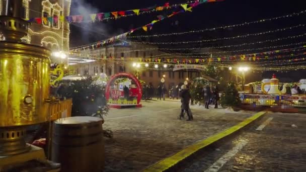 Hagyományos vásár, a Vörös tér, karácsonyfák, karácsonyi díszek, a szamovár — Stock videók
