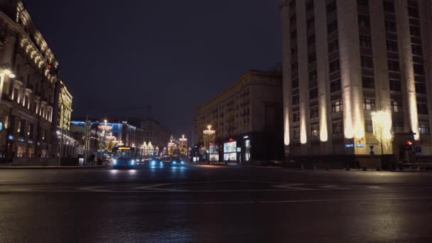 Křižovatka nočního města pěkná architektura, auta jezdí z obou stran, žádné taxíky — Stock video