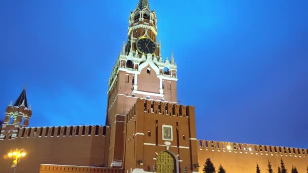 크렘린 시계 또는 크렘린 차임스, 크렘린 벽, 빨간 별, 가까운, 푸른 하늘 — 비디오
