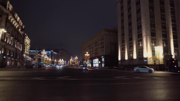 Encrucijada de la ciudad nocturna. Majestuosa arquitectura, coches de izquierda a derecha — Vídeos de Stock