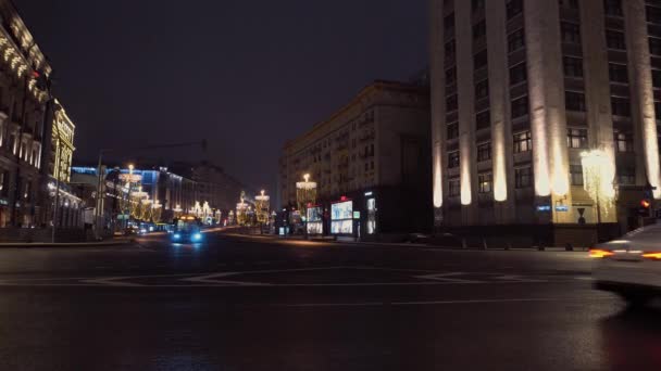 Временной промежуток. Перекресток ночного города. Величественная архитектура, движение автомобилей в центре города — стоковое видео