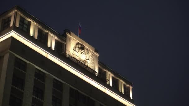 Historical building, symbolism of the USSR, above it, the flag of modern Russia — Stock Video