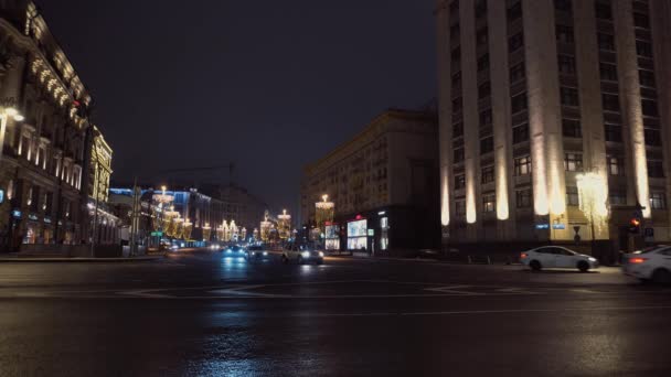 Encrucijada de la ciudad nocturna. Majestuosa arquitectura, coches de izquierda a derecha — Vídeos de Stock