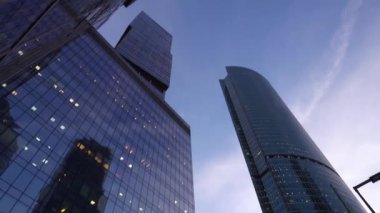 Camdan yapılmış modern, koyu mavi gökdelenler. Döndürme ile aşağıdan görüntüle