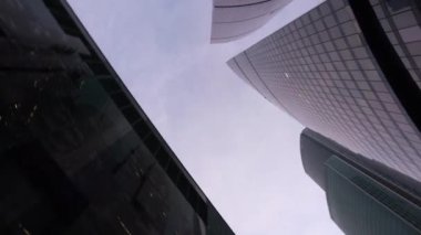 Dikey rotasyon ile ofis kule binaların aşağıdan kaydırma görünümü