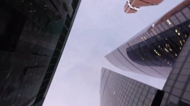 Modern, ofis kule binaların önünde dönen kamera düşük açı çekim