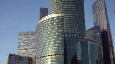 Camdan yapılmış olağandışı ilginç şeklin modern gökdelenler panoramik görünümü