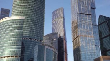 Camdan yapılmış modern gökdelenler panoramik görünümü. Gökyüzü, yol, nehir. Gündüz