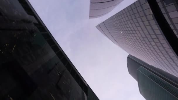 Vista panorâmica de baixo dos edifícios da torre de escritórios com rotação vertical — Vídeo de Stock