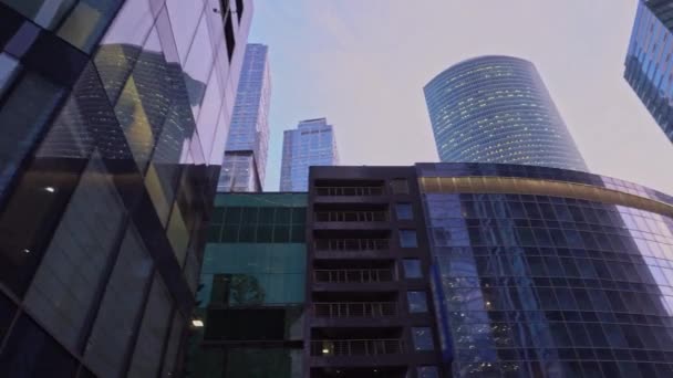 Loop tussen de wolkenkrabbers in het financiële district van de stad. Overdag — Stockvideo