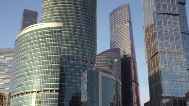 Vista panorámica de rascacielos modernos de inusual forma interesante hechos de vidrio — Vídeos de Stock