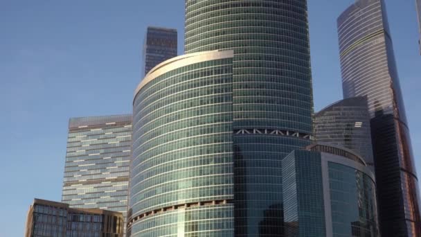 Vista panorâmica de arranha-céus modernos de forma interessante incomum feito de vidro — Vídeo de Stock