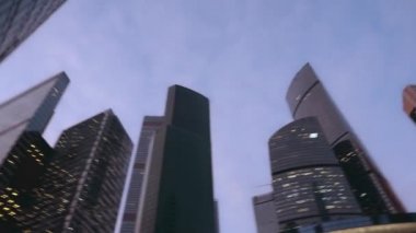 Camdan yapılmış modern gökdelenler. Hızlı döndürme ile Alta kadar görünüm.