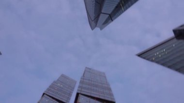 Hızlı rotasyon ile ofis kule binaların aşağıdan kaydırma görünümü