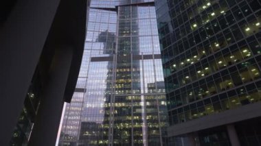 Camdan yapılmış modern, gökdelenler. Aşağıdan dikey panoramik görünüm. Gündüz