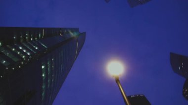 Camdan yapılmış modern gökdelenler panoramik görünümü. Akşam, insan yok