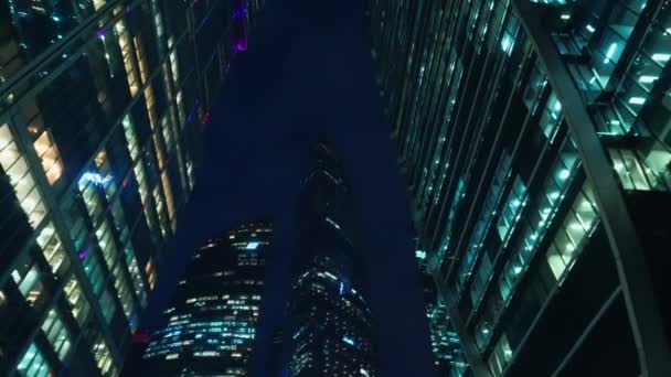 Οικονομική συνοικία της πόλης. Ουρανοξύστες. Κάτω όψη με περιστροφή. Βράδυ — Αρχείο Βίντεο