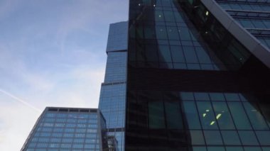 Cam cepheler gökdelenlerin yakın çekim. Modern mimarisi, fütüristik tasarımı