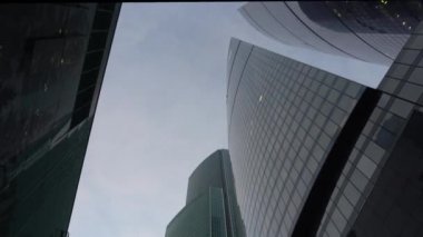 Ofis binaları dikey panoramik manzaralı. Gökdelenler cam. Gündüz