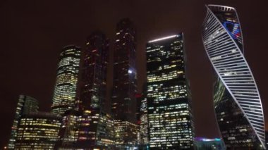 Gece vakti. Finans bölgesine. Modern gökdelen. Yakınlaştırma ve uzaklaştırma çerçeve