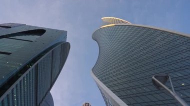 POV. Finans Merkezi yürümek. Farklı şekiller modern gökdelenler
