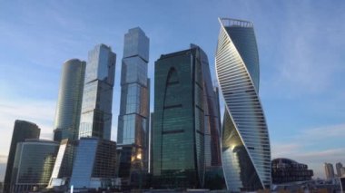 Finans bölgesine. Cityscape, arka plan, mavi gökyüzü ve bulutlar. Gündüz